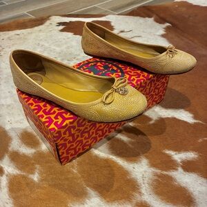 Tory Burch Chelsea Stitched Logo Ballet Flats Tan Iced Coffee Gold Charm